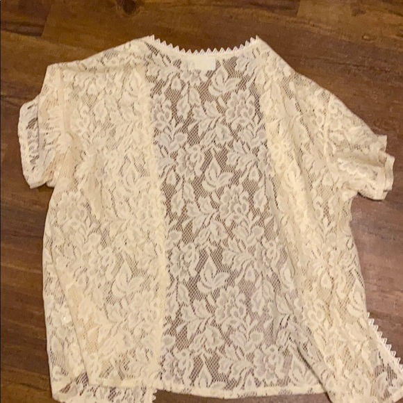 Cream laced shawl - Picture 3 of 3